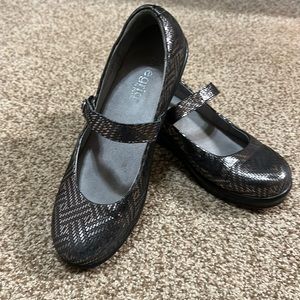 Algeria Size 10 Black & Silver Shoes